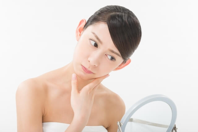 お肌の調子を確かめる女性